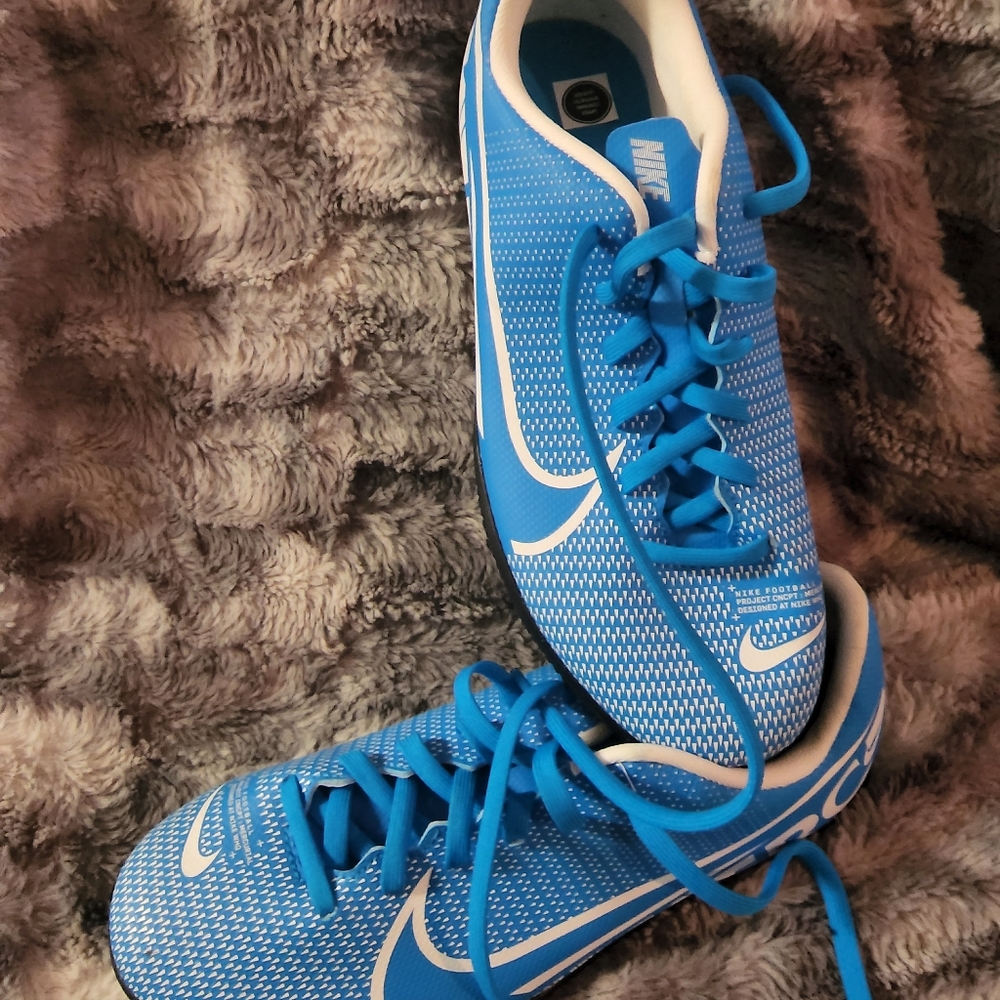 NIKE SOCCER SHOES